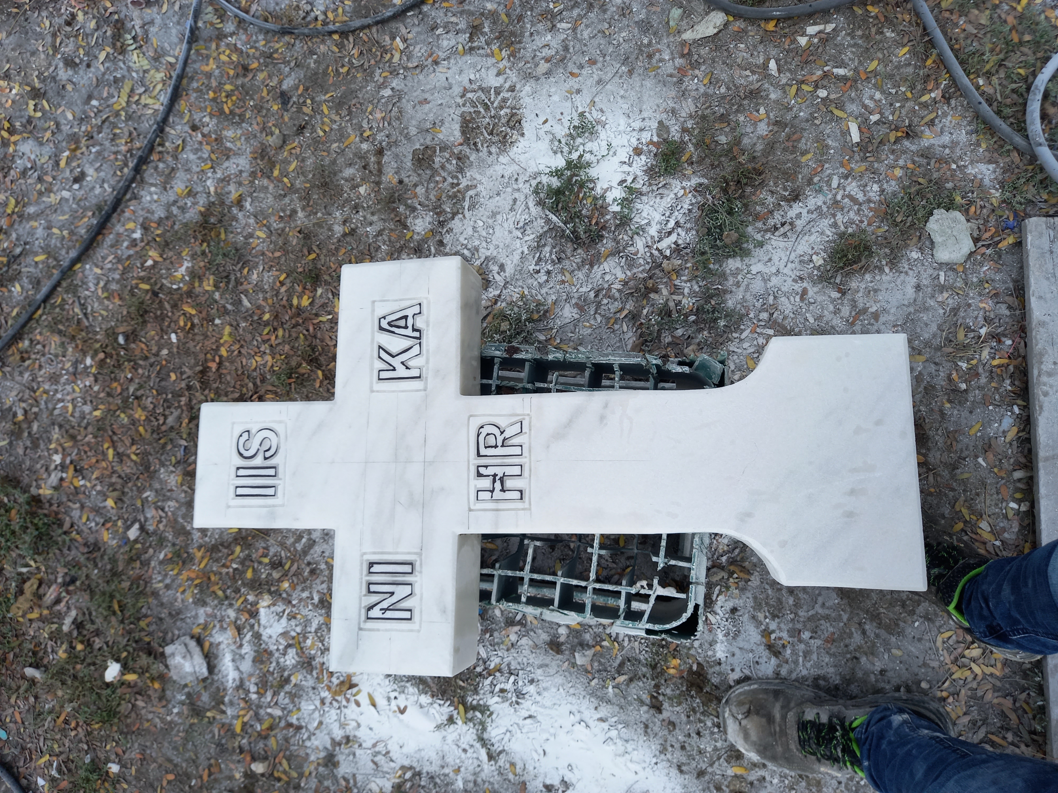 cruci marmura mozaic accesorii monumente funerare